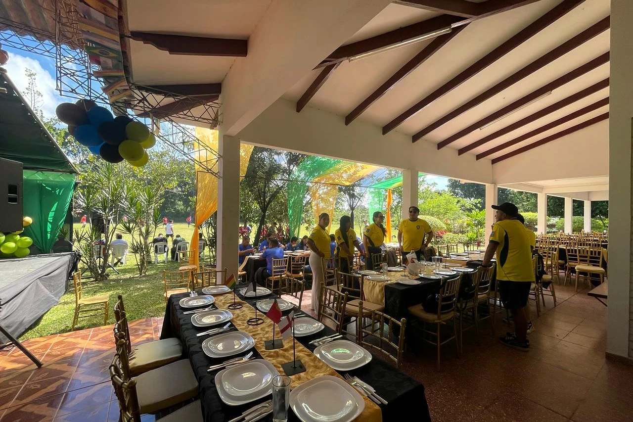 Área cubierta preparada para eventos en Eventos Peniel