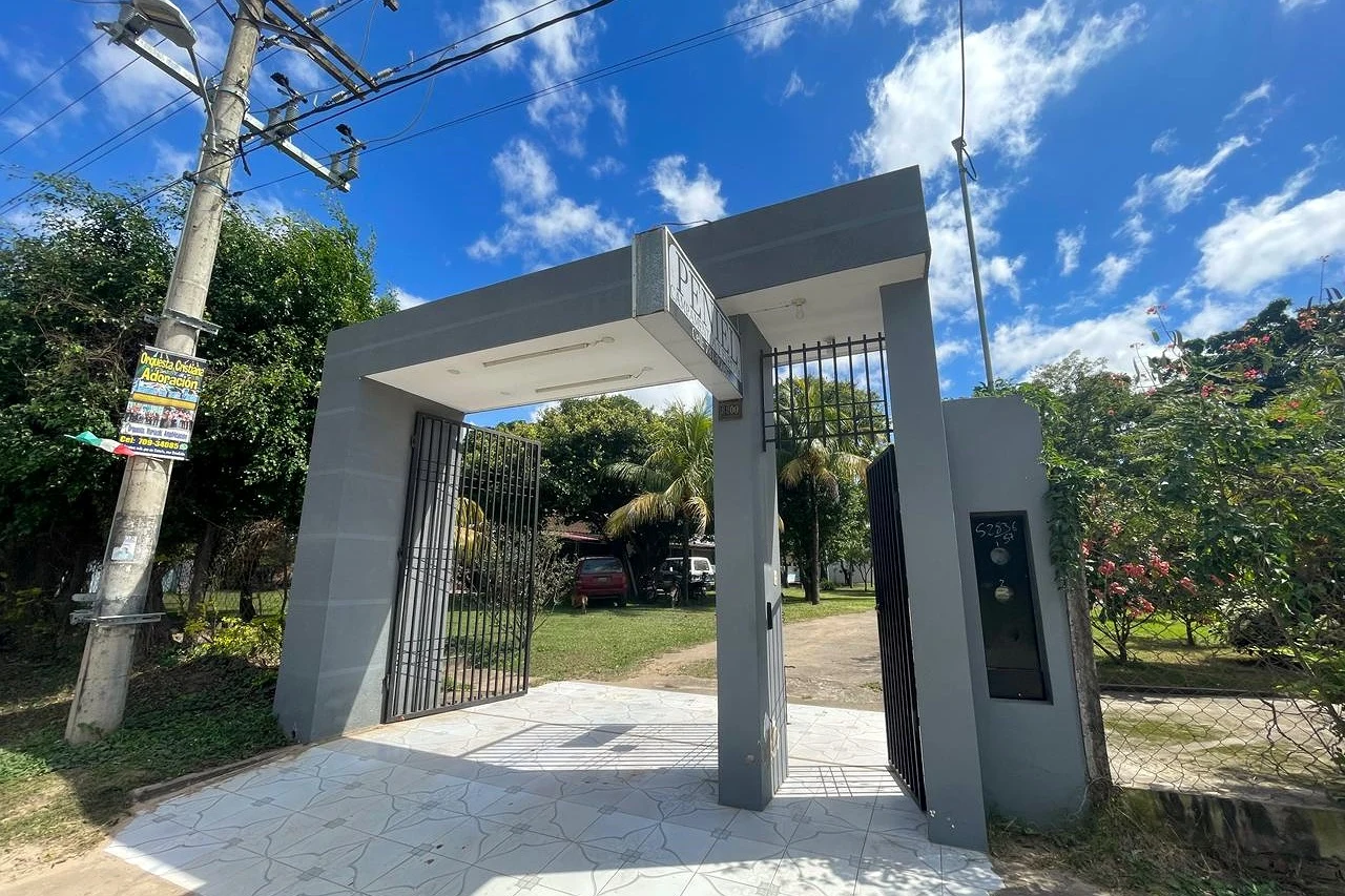 Portón de entrada principal de Eventos Peniel