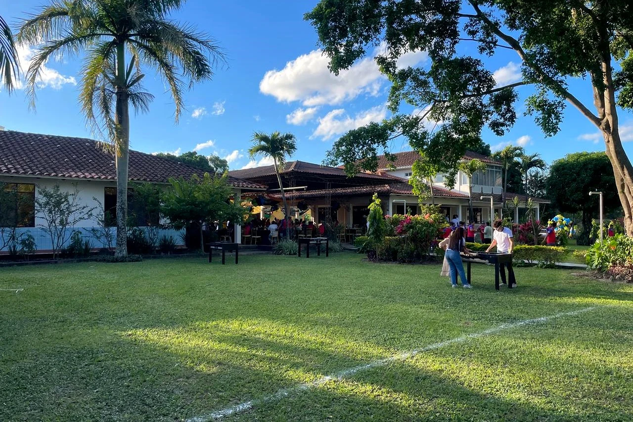 Árboles y jardines del predio de Eventos Peniel