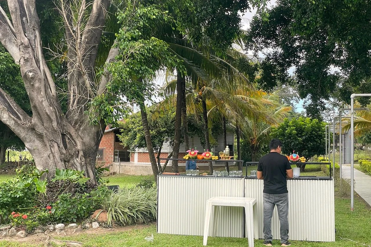 Área exterior para comidas y convivencia en Eventos Peniel
