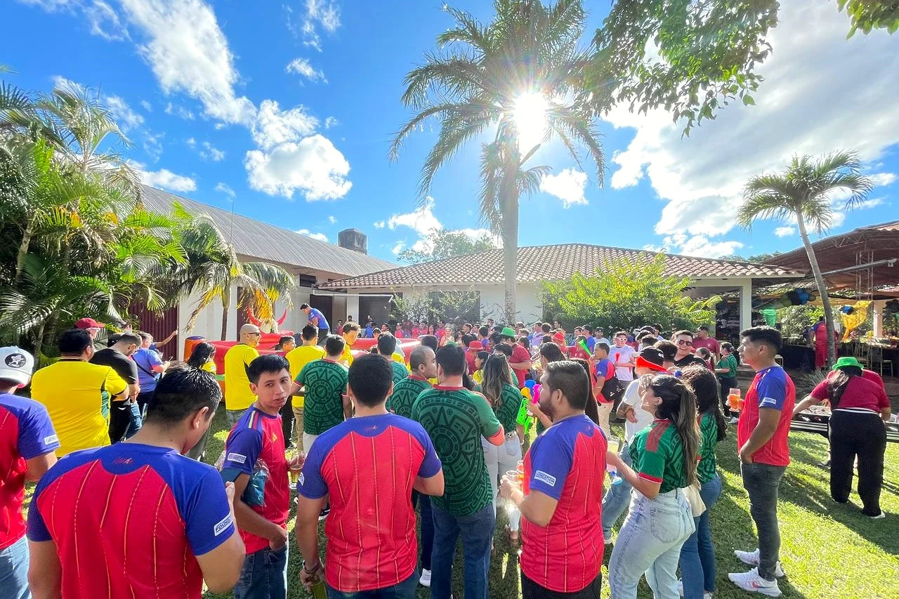 Rincón de descanso rodeado de jardines en Eventos Peniel