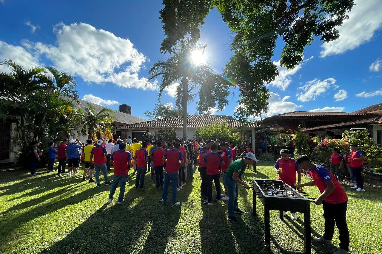 Camino entre los jardines de Eventos Peniel