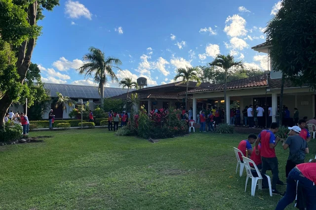 Jardines principales y edificio de Eventos Peniel