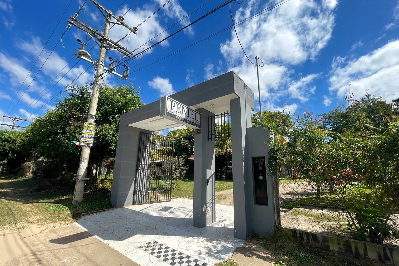 Piscina y áreas verdes de Eventos Peniel