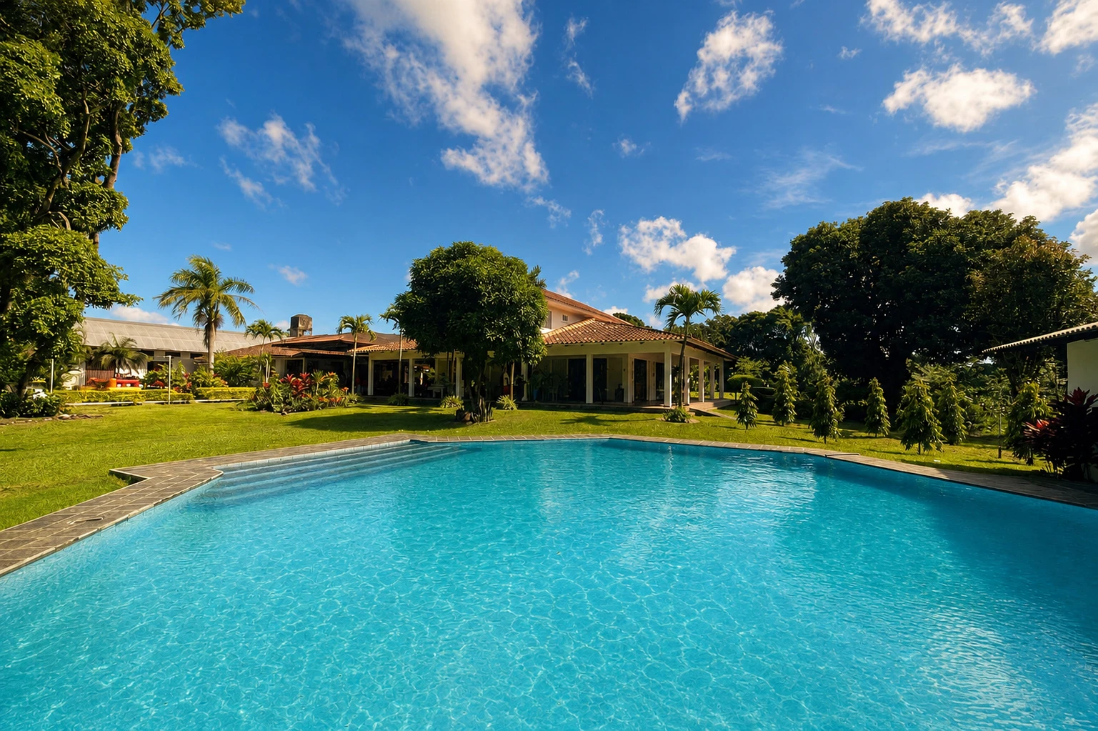 Piscina principal y jardines de Eventos Peniel