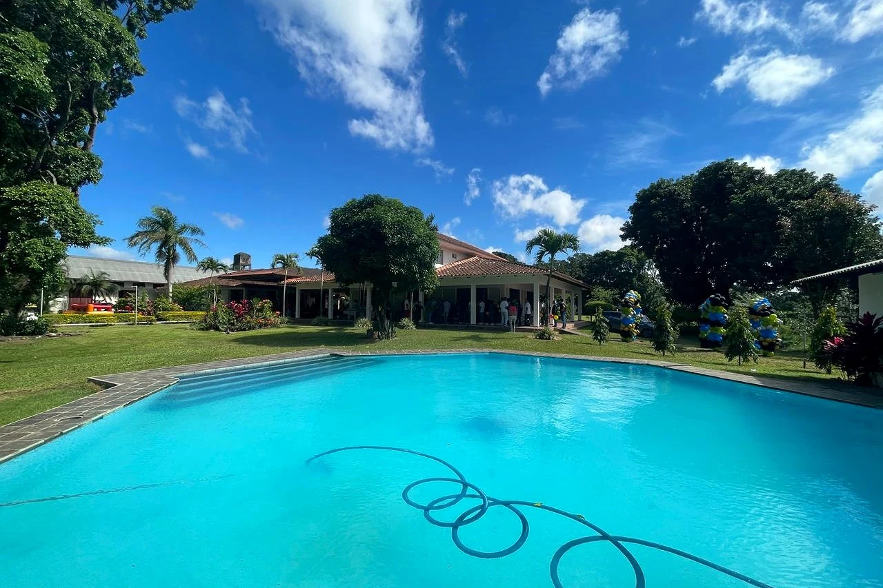 Piscina de Eventos Peniel rodeada de jardines