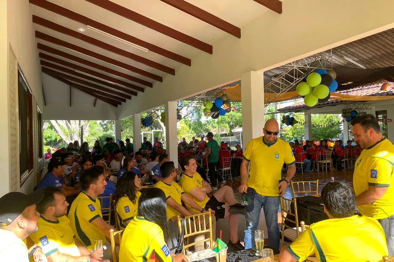 Mesas preparadas en el salón de Eventos Peniel