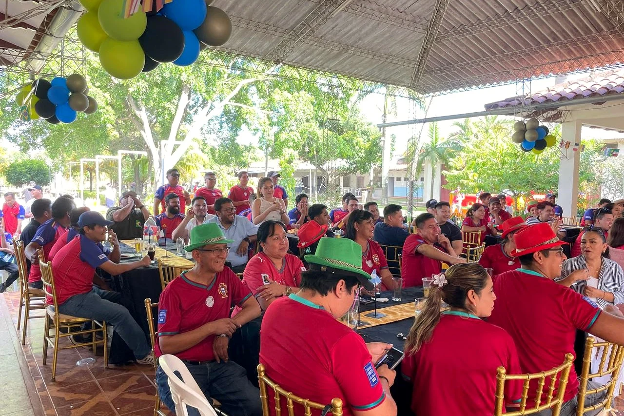 Ambiente de celebración dentro del salón de Eventos Peniel