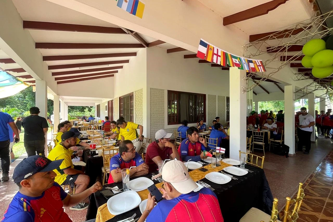 Salón de Eventos Peniel con montaje para reunión